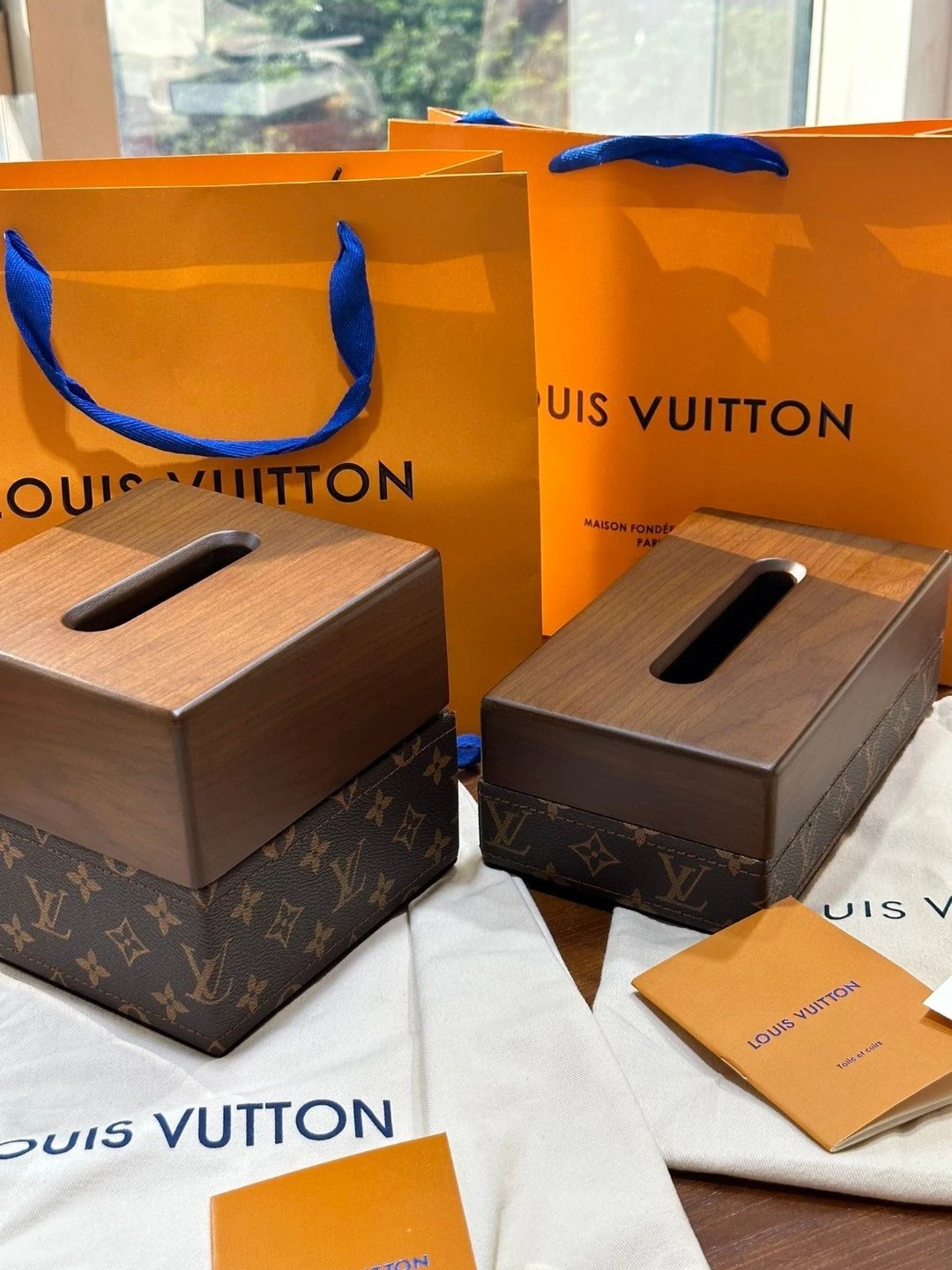 lv tissue box-The classic leather presbyopia of the ancient flower tissue box is simply eye-catching. The material of North American walnut also highlights the overall texture of this tissue box!