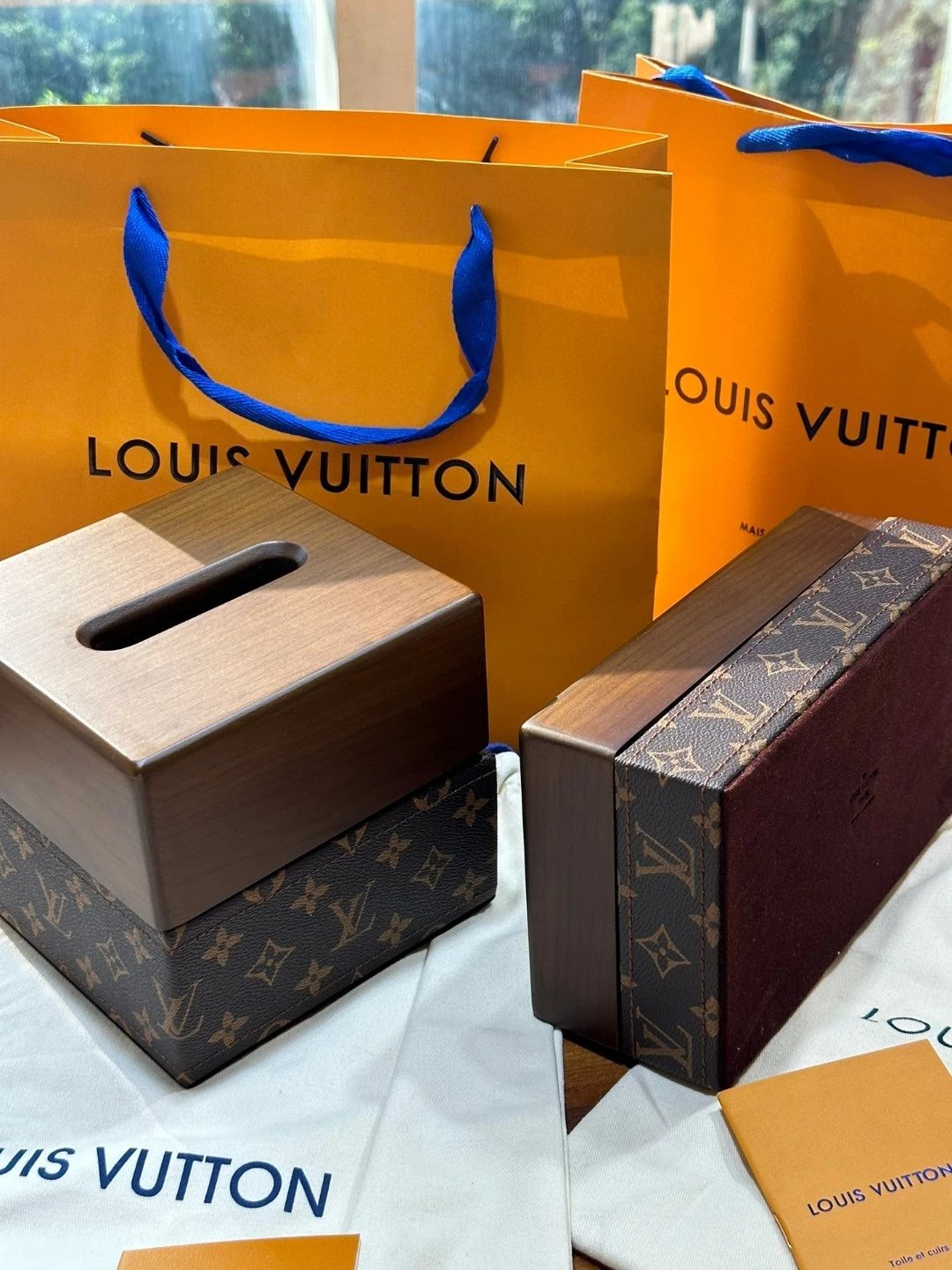 lv tissue box-The classic leather presbyopia of the ancient flower tissue box is simply eye-catching. The material of North American walnut also highlights the overall texture of this tissue box!