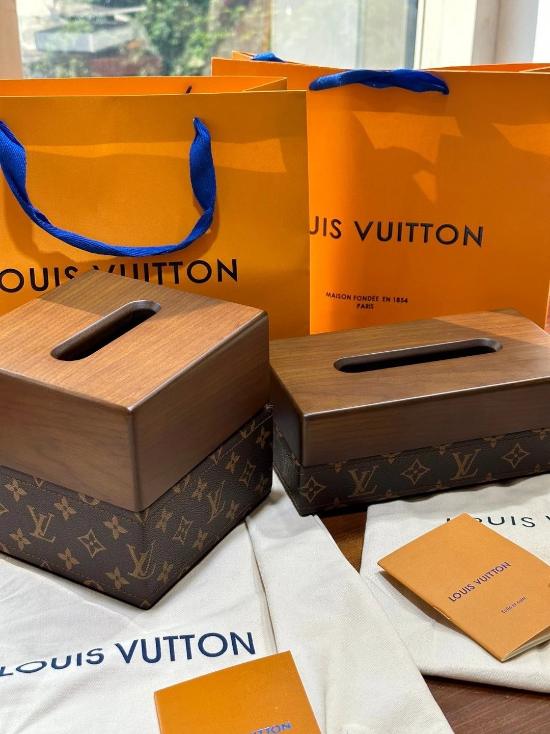 lv tissue box-The classic leather presbyopia of the ancient flower tissue box is simply eye-catching. The material of North American walnut also highlights the overall texture of this tissue box!