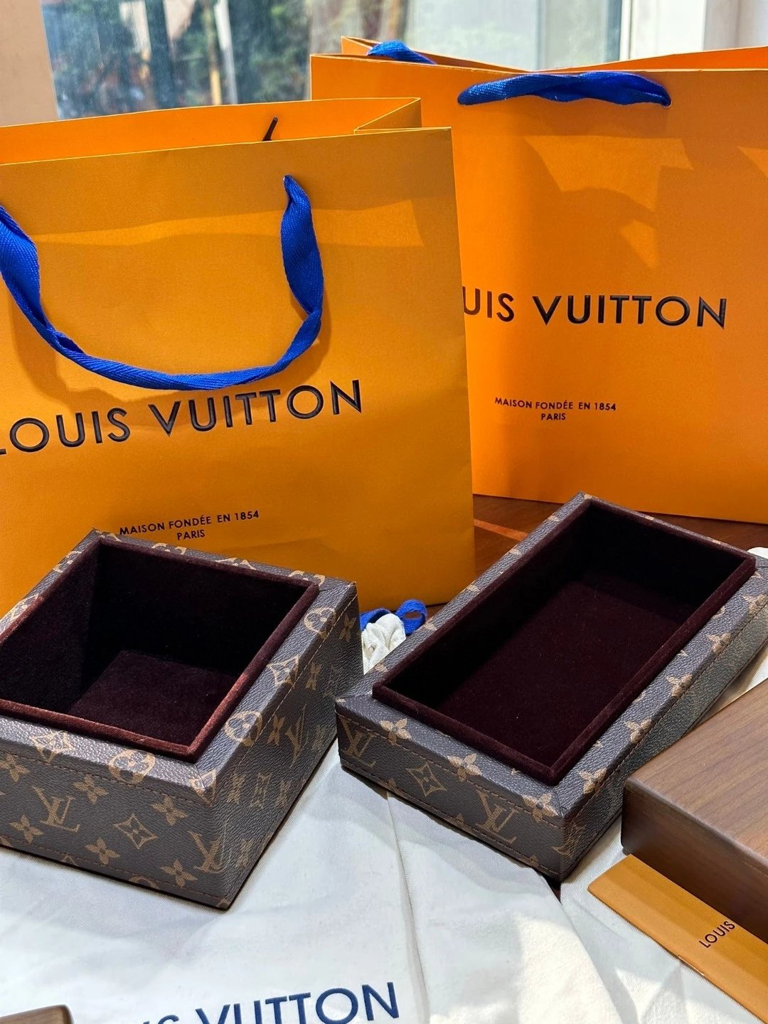 lv tissue box-The classic leather presbyopia of the ancient flower tissue box is simply eye-catching. The material of North American walnut also highlights the overall texture of this tissue box!