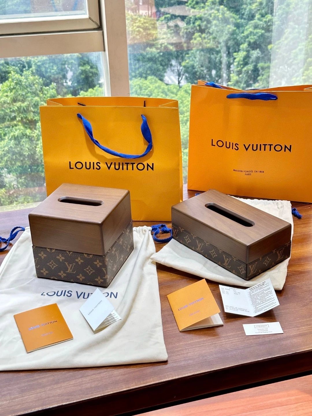 lv tissue box-The classic leather presbyopia of the ancient flower tissue box is simply eye-catching. The material of North American walnut also highlights the overall texture of this tissue box!