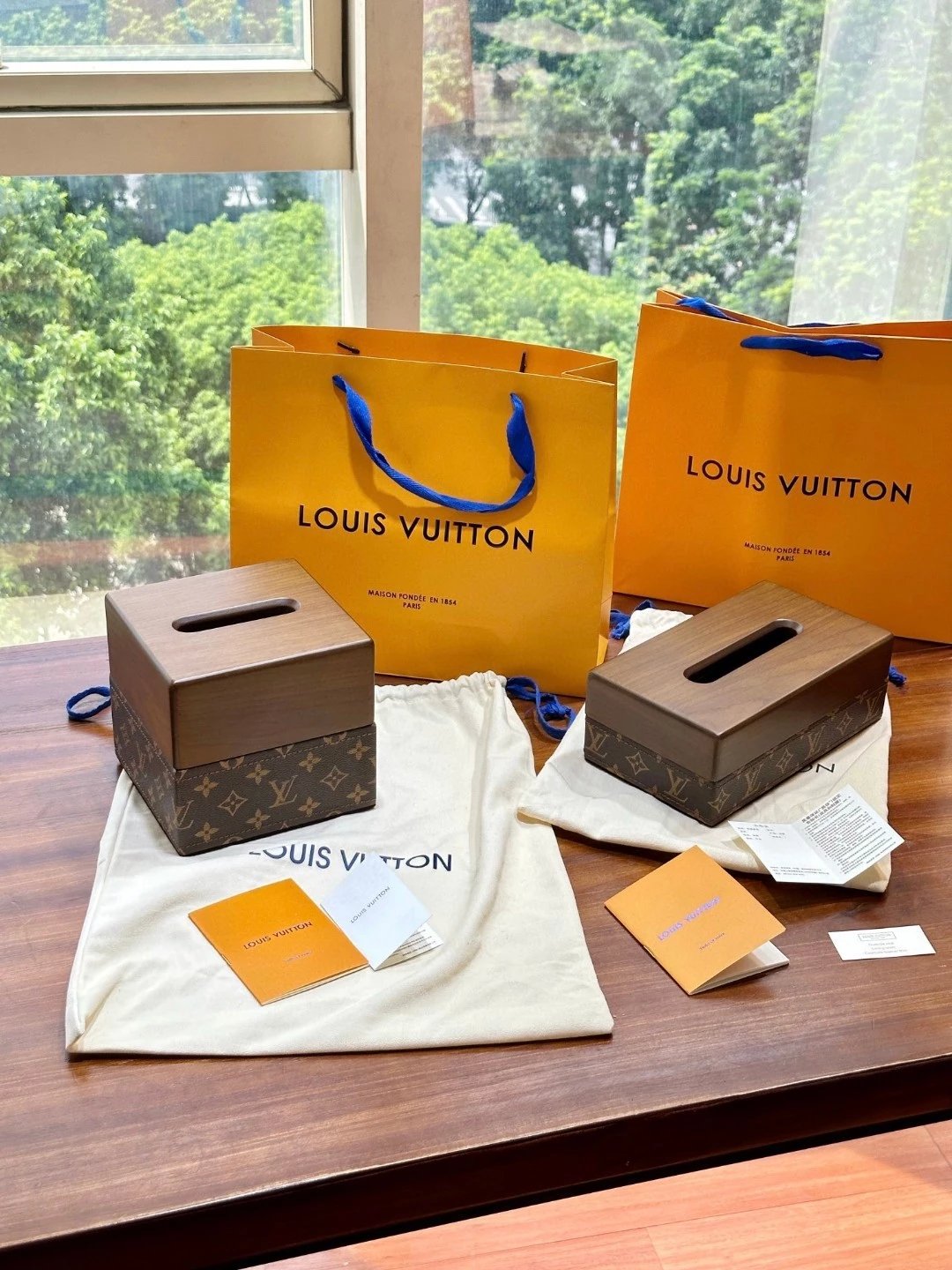 lv tissue box-The classic leather presbyopia of the ancient flower tissue box is simply eye-catching. The material of North American walnut also highlights the overall texture of this tissue box!